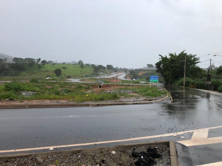 TREVO RESOLVE UM PROBLEMA, E CRIA OUTROS... - Acesso à MG-431 no Morro do Engenho demorou anos para ganhar um trevo e, mesmo com a obra, os problemas permanecem