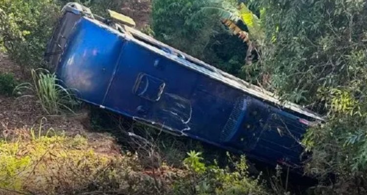 Micro-ônibus de Itaúna cai em barranco em Juatuba