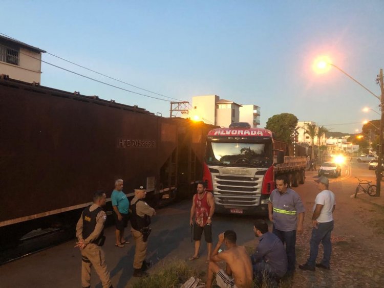 Mais um acidente na linha férrea: carreta bate em locomotiva próximo ao Hospital