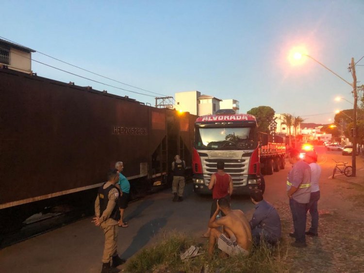 Mais um acidente na linha férrea: carreta bate em locomotiva próximo ao Hospital