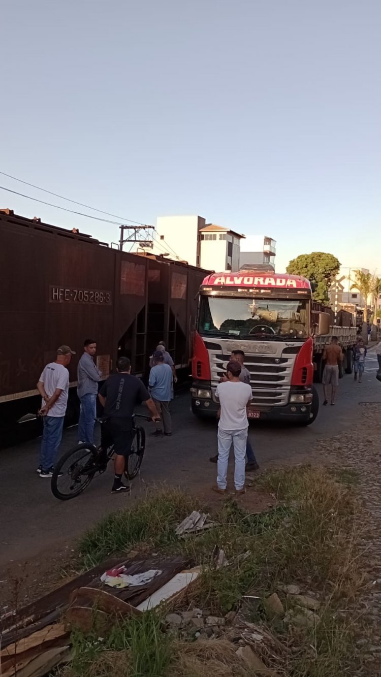 Mais um acidente na linha férrea: carreta bate em locomotiva próximo ao Hospital