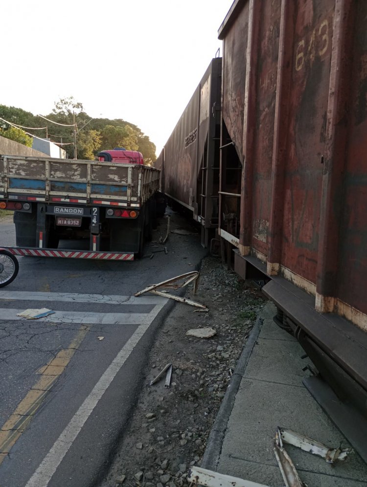 Mais um acidente na linha férrea: carreta bate em locomotiva próximo ao Hospital