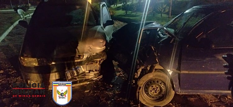 Motorista de Gol tem visão ofuscada e bate em Fiat Strada