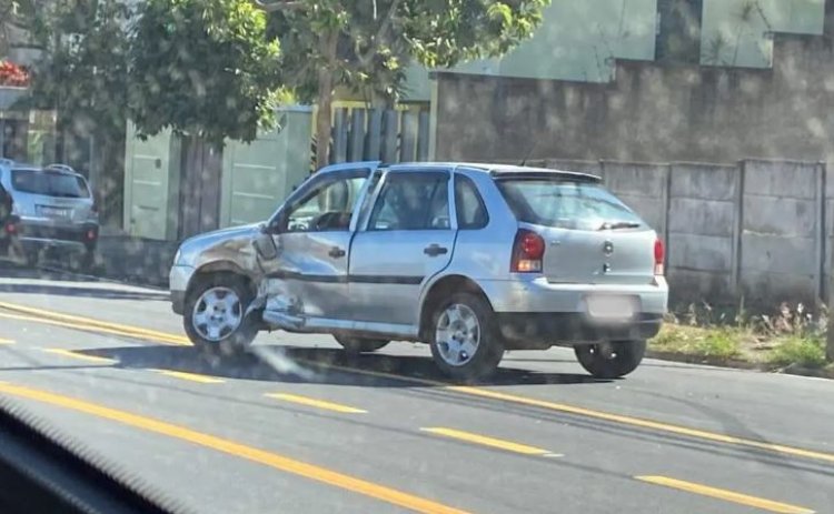 Carros batem na Avenida Prefeito Milton Penido