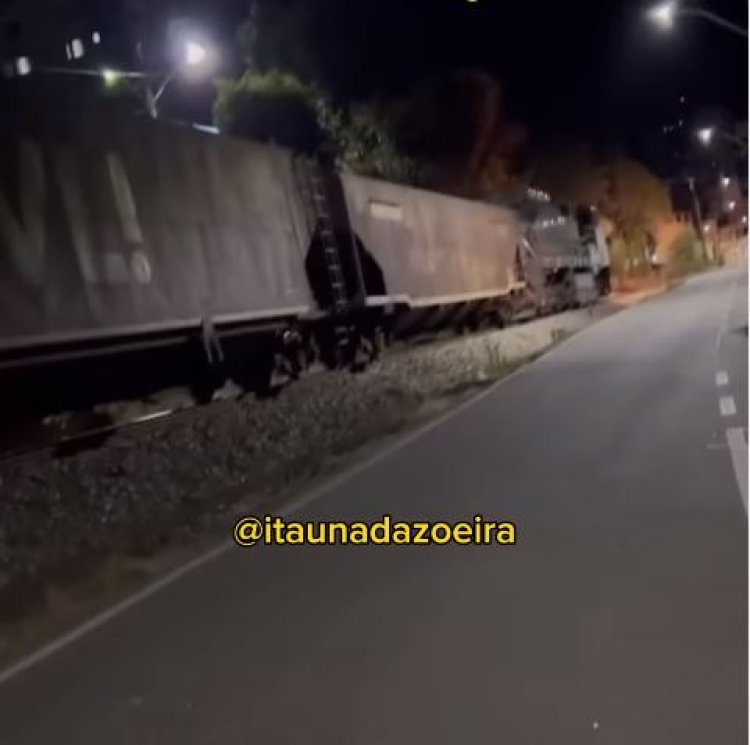 Caminhonete bate no trem  e rebate em muro de casa