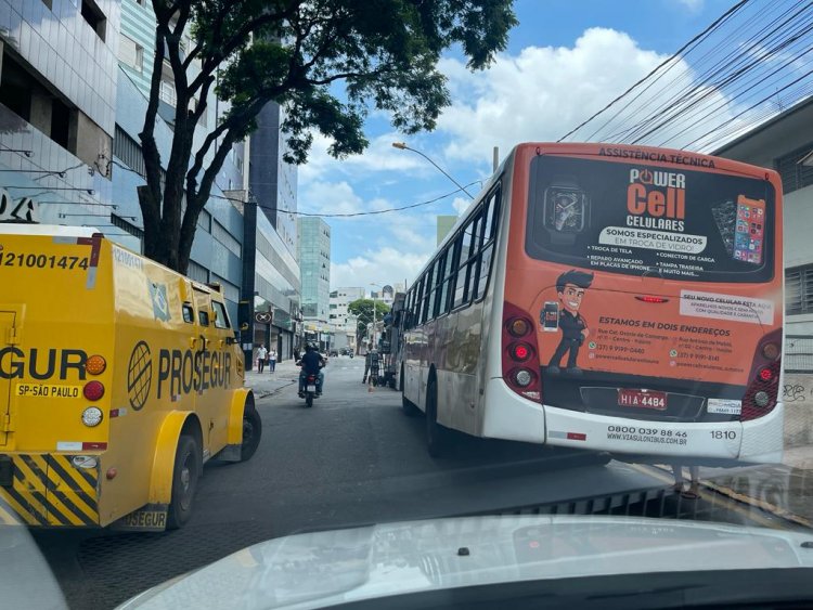 Os “donos da rua” bagunçam o trânsito em Itaúna e fiscalização não atua