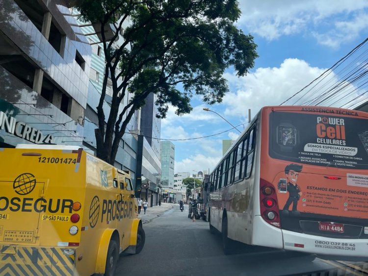 Os “donos da rua” bagunçam o trânsito em Itaúna e fiscalização não atua