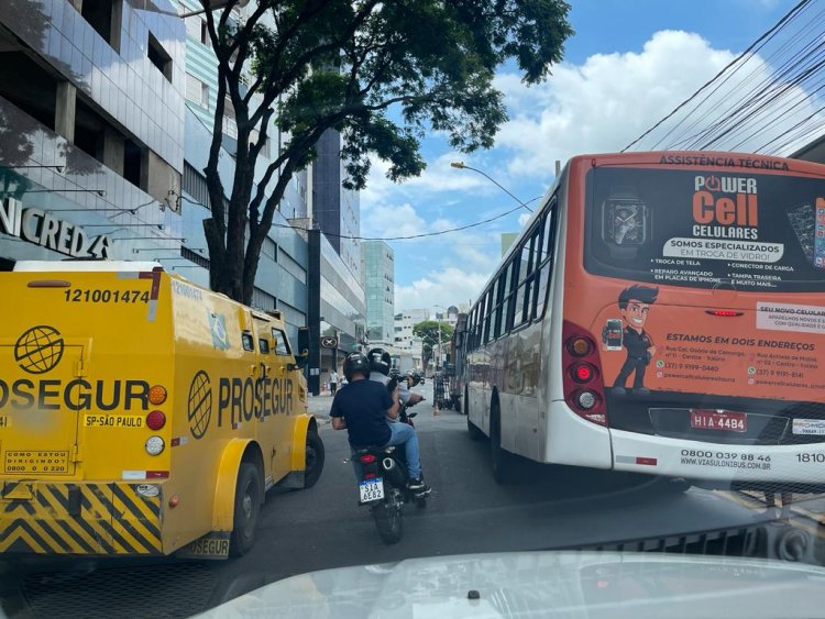 Os “donos da rua” bagunçam o trânsito em Itaúna e fiscalização não atua