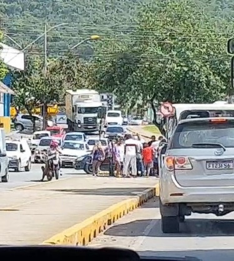 Ônibus e moto batem em travessia da Jove Soares