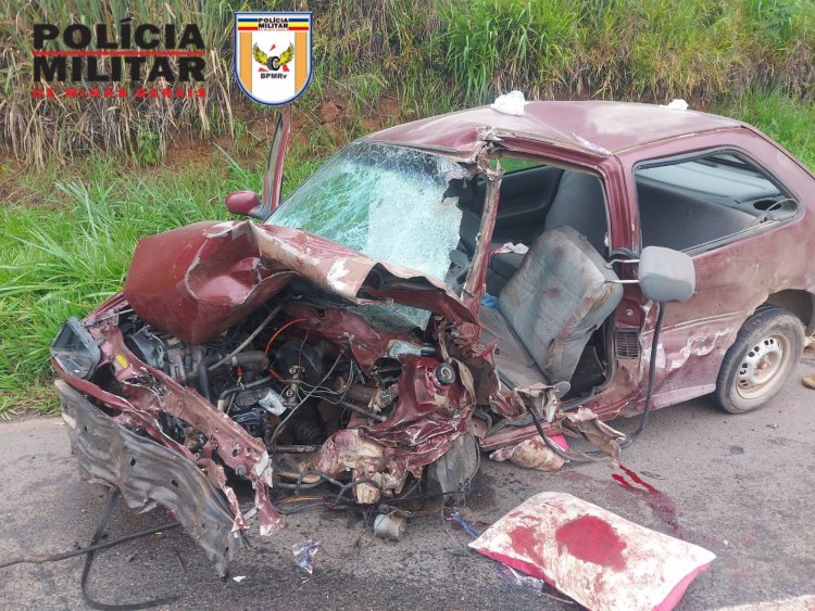 Carro bate em caminhão na MG-050