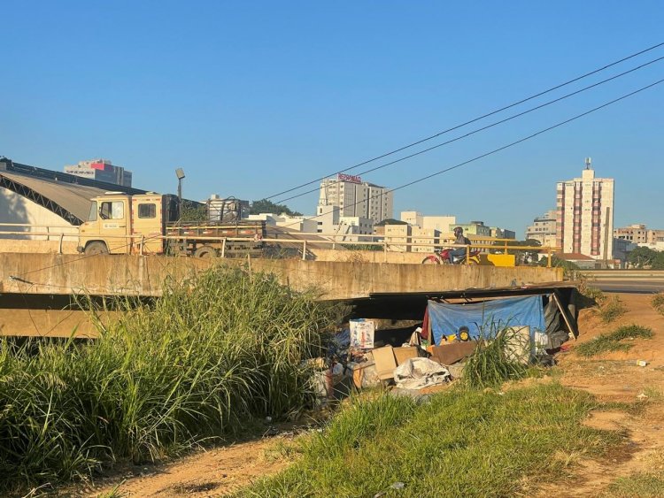 Barracão na Vila Imperial, embaixo da ponte