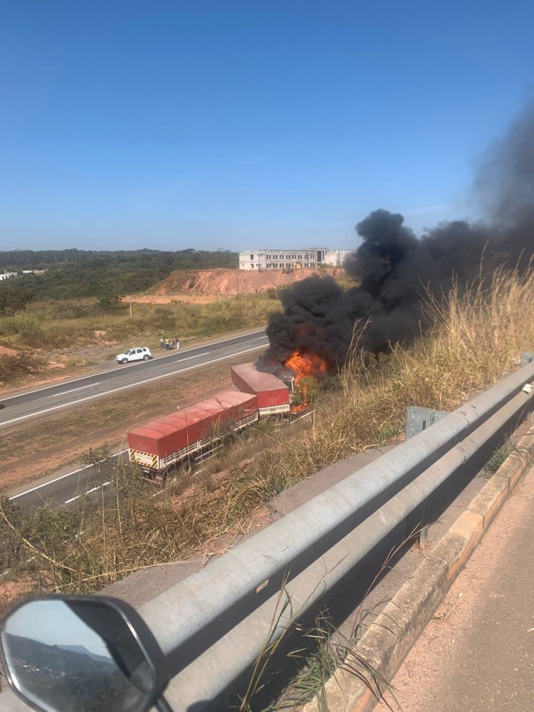 Duas carretas se envolvem em acidente na BR 262 e pegam fogo