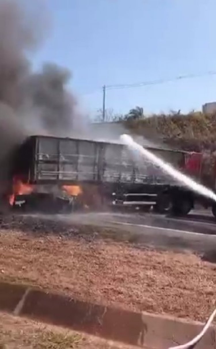 Duas carretas se envolvem em acidente na BR 262 e pegam fogo