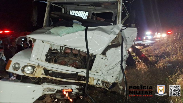 Carreta na contramão bate em micro-ônibus causando uma morte