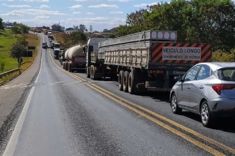 População bloqueia rodovia BR 491