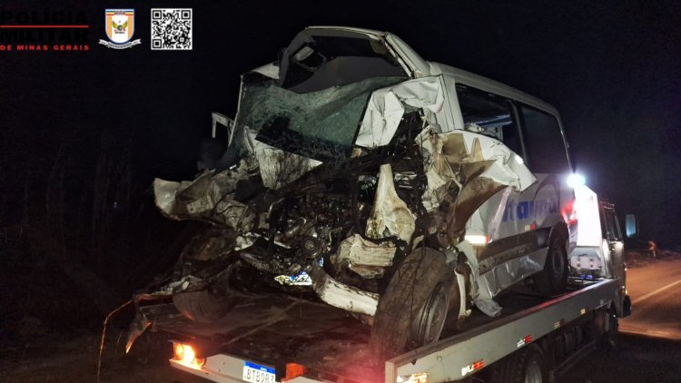 Carreta na contramão  bate em microônibus