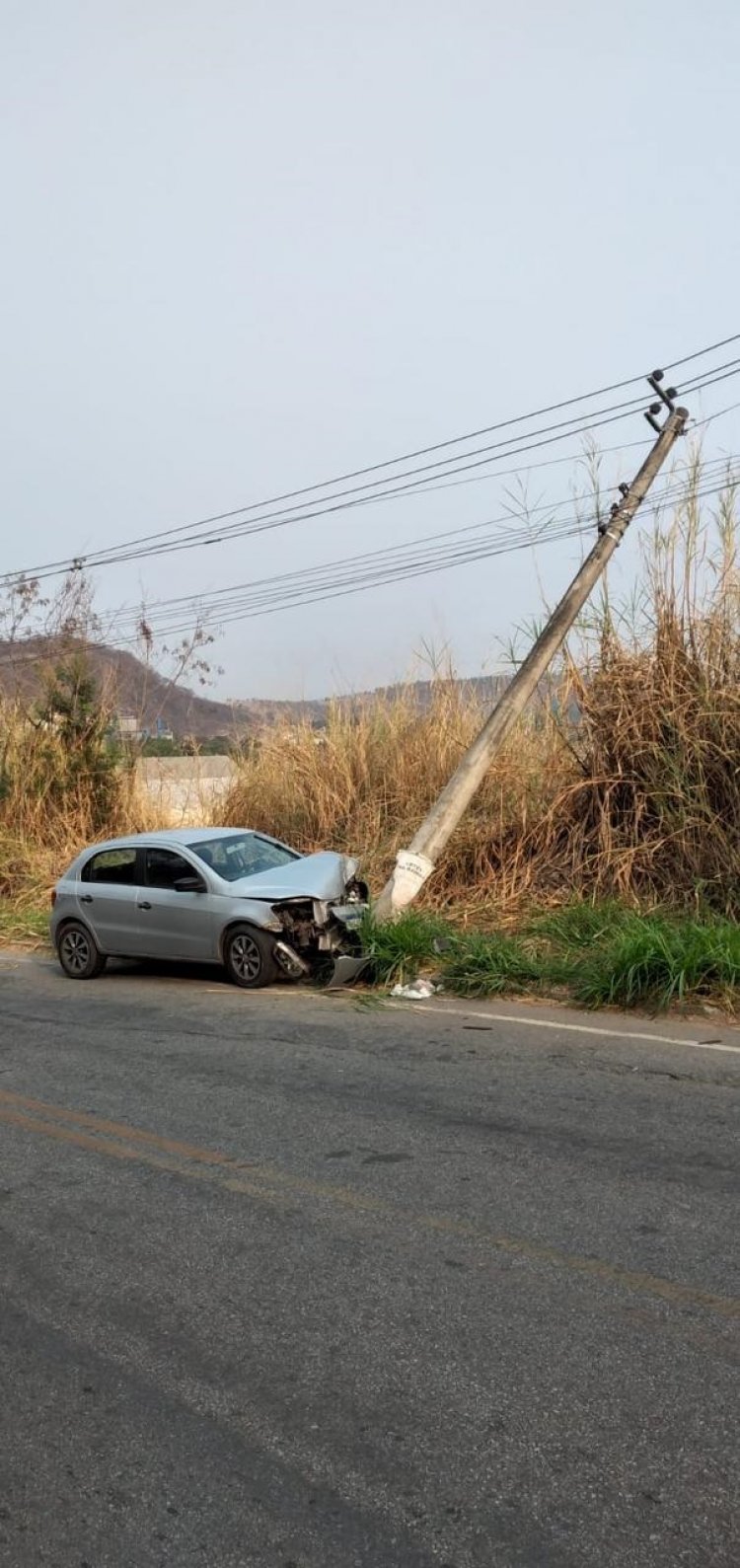 Perdeu o controle e bateu com o carro no poste