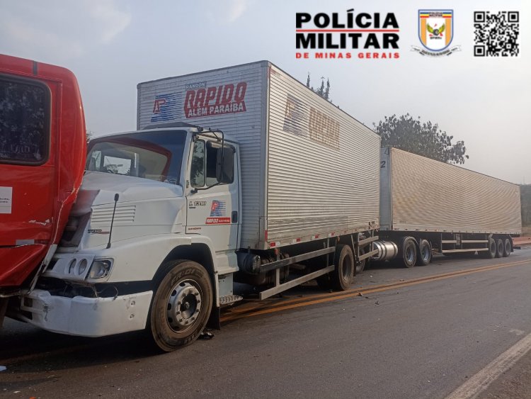 Quatro veículos se envolvem em acidente na rodovia