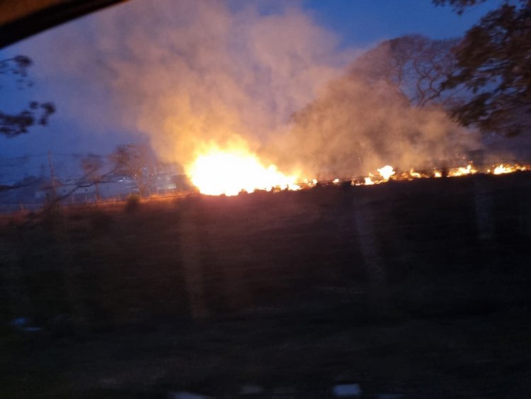 Incêndios continuam ocorrendo em áreas de vegetação seca em Itaúna