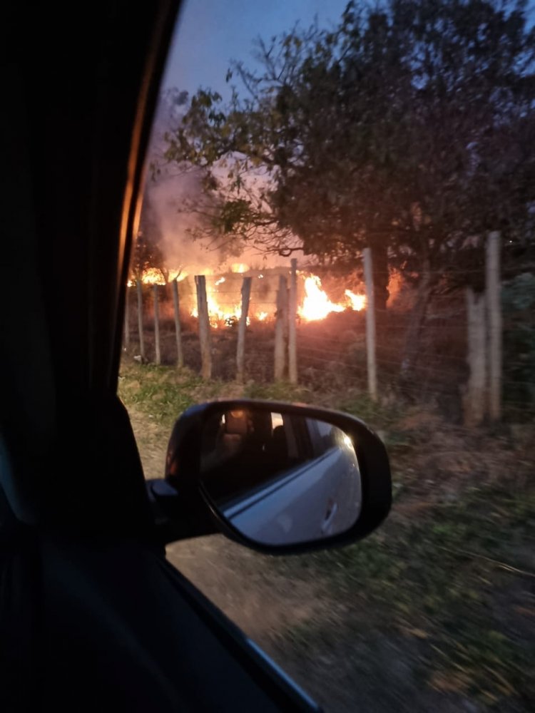 Incêndios continuam ocorrendo em áreas de vegetação seca em Itaúna