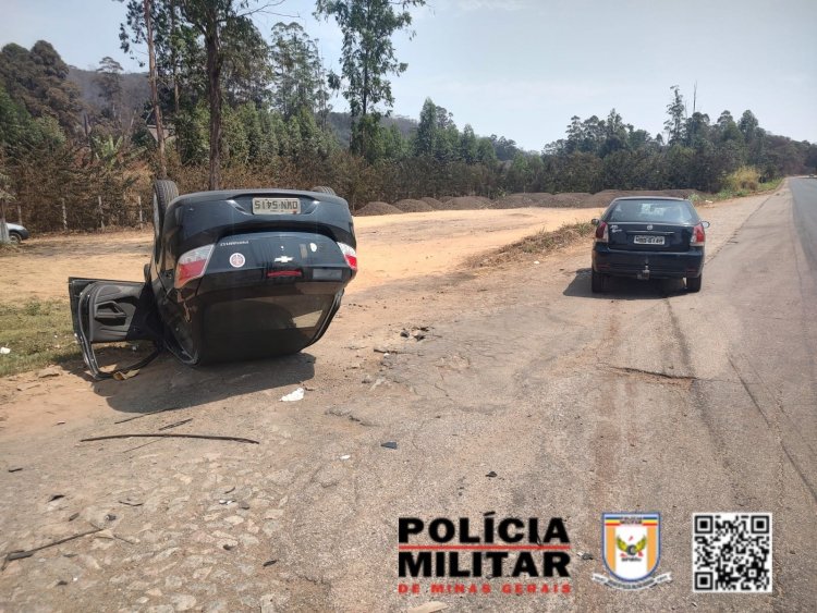 Carro “entra na frente” de outro e capota na MG-431