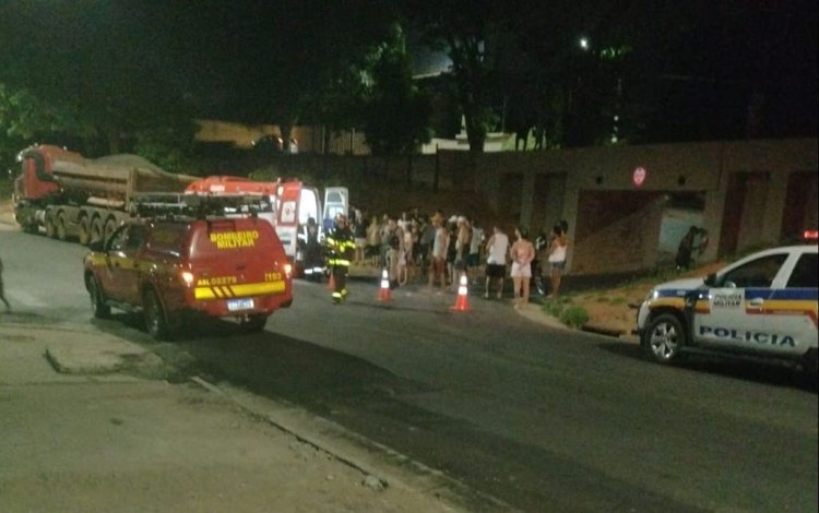 Moto entra na frente de carreta no Irmãos Auler