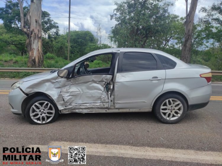 COLISÃO - Carro capota e fica “em pé” na MG-050