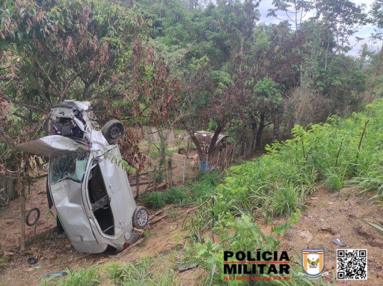 COLISÃO - Carro capota e fica “em pé” na MG-050