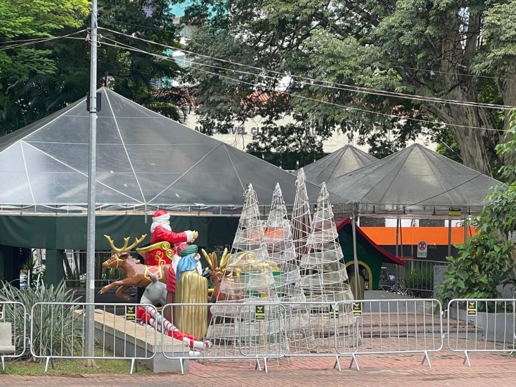 LUZES INSTALADAS,  SÓ FALTAM AS BARRACAS  E FOOD TRUCKS