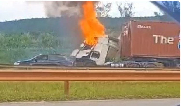 Carreta pega fogo e interdita Fernão Dias em Itatiaiuçu