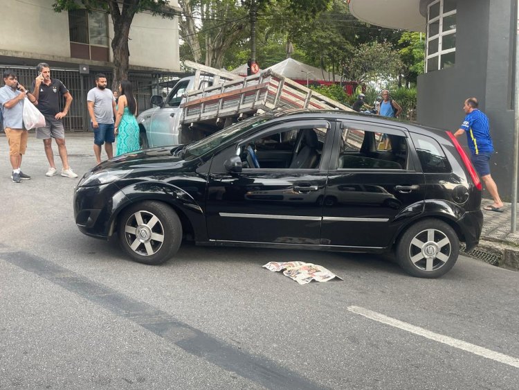 ACIDENTE - Carro entra na traseira de caminhonete