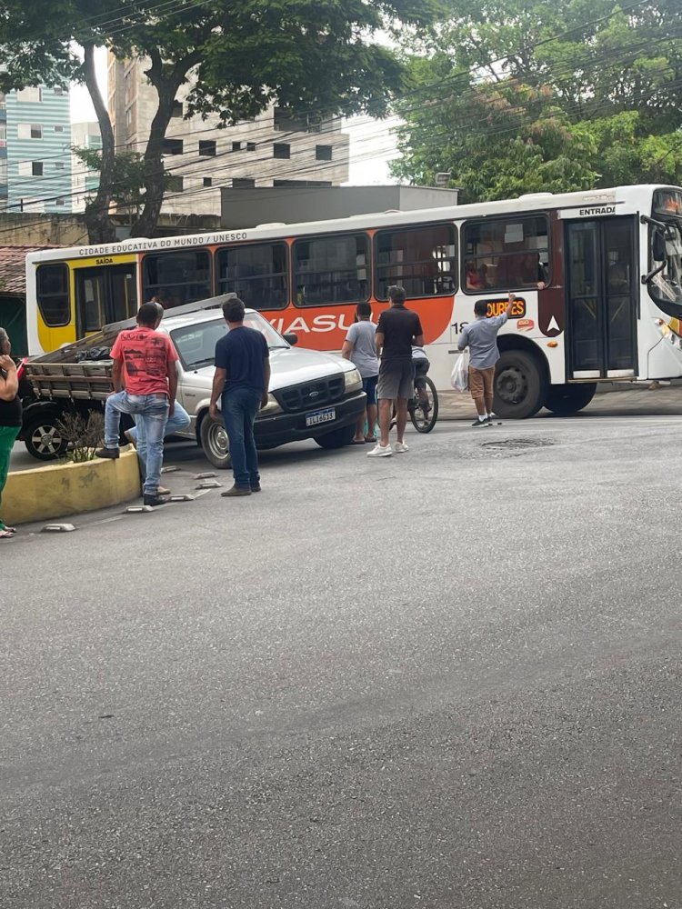 ACIDENTE - Carro entra na traseira de caminhonete