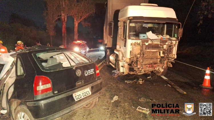 Homem morre após seu carro bater em caminhão