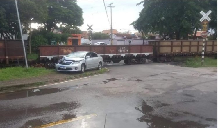 Carro bate em trem que atravessava à sua frente