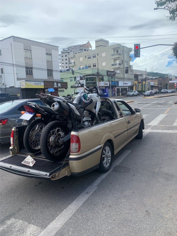 PM apreende 6 motos em Itaúna e prende um homem