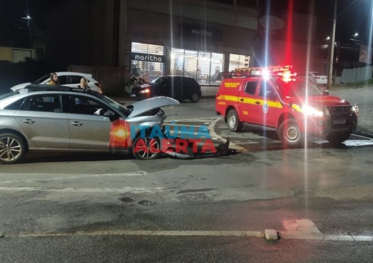 Carro sobe em passeio e bate em monumento