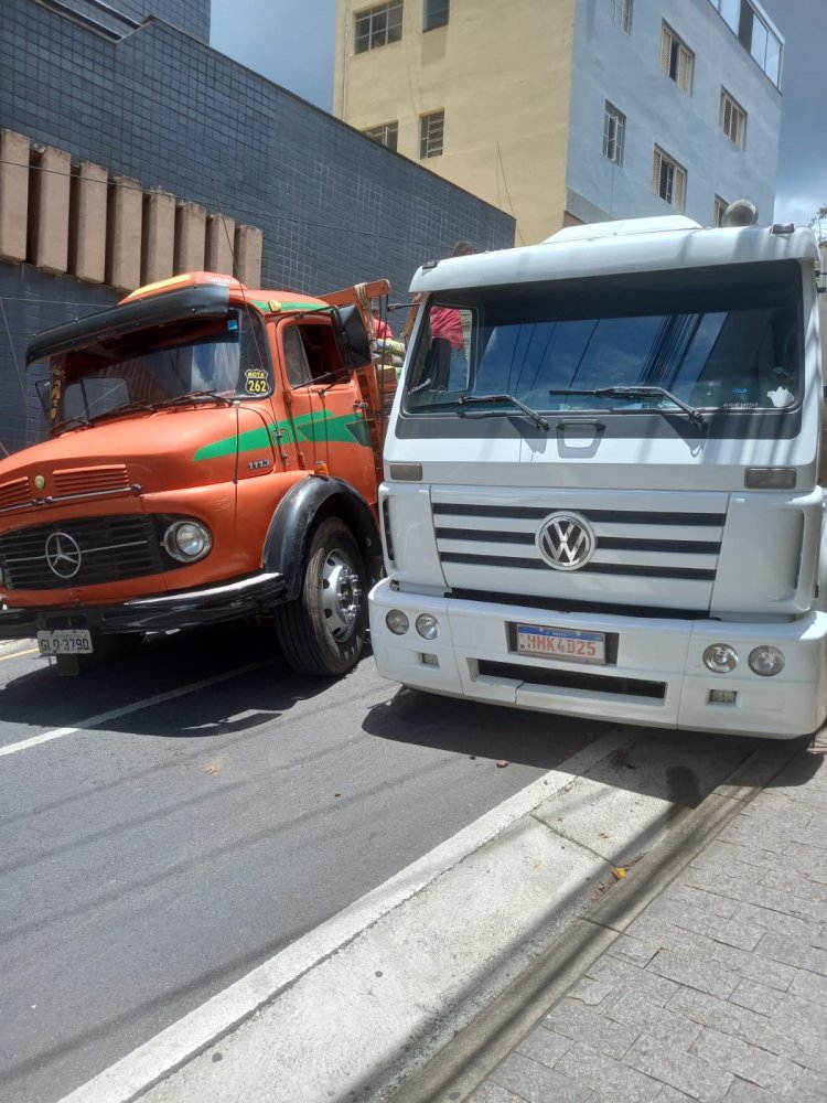 Caminhão perde freio e colide com poste no Centro