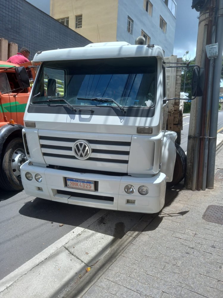 Caminhão perde freio e colide com poste no Centro