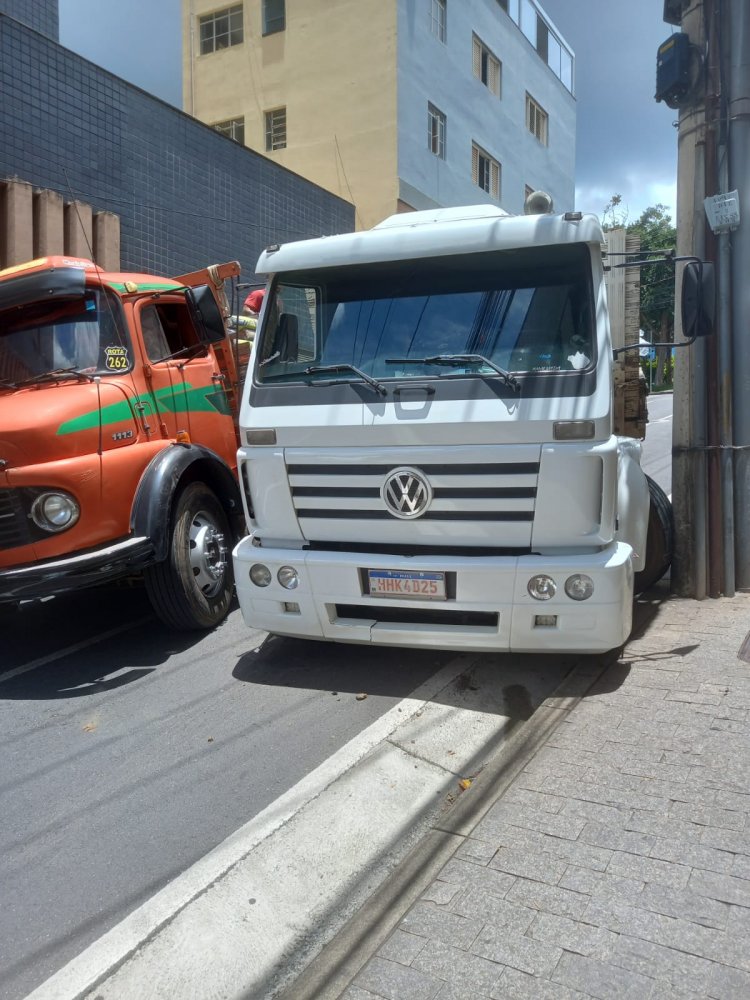 Caminhão perde freio e colide com poste no Centro