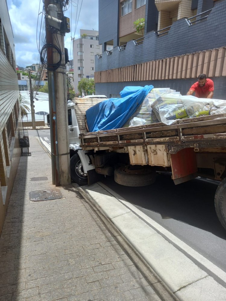 Caminhão perde freio e colide com poste no Centro