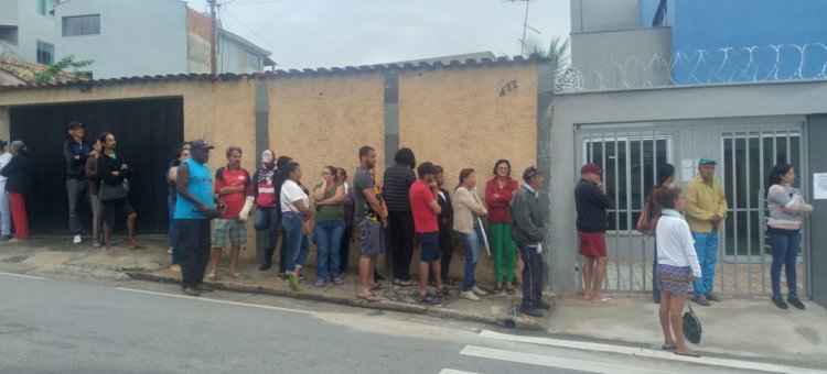 Fila no posto de saúde no Piedade