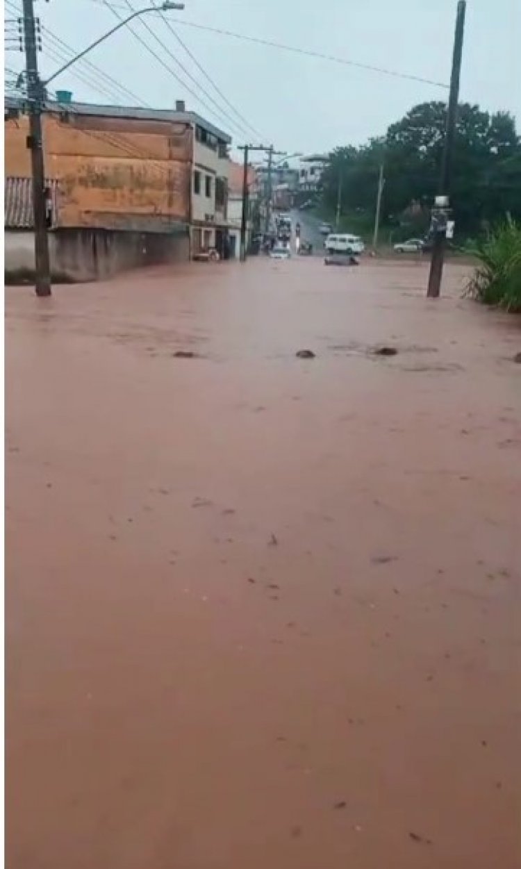 Chuva forte causou transtornos em Divinópolis na tarde de ontem, terça-feira, 14