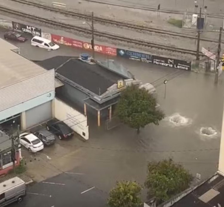 Chuva forte causou transtornos em Divinópolis na tarde de ontem, terça-feira, 14