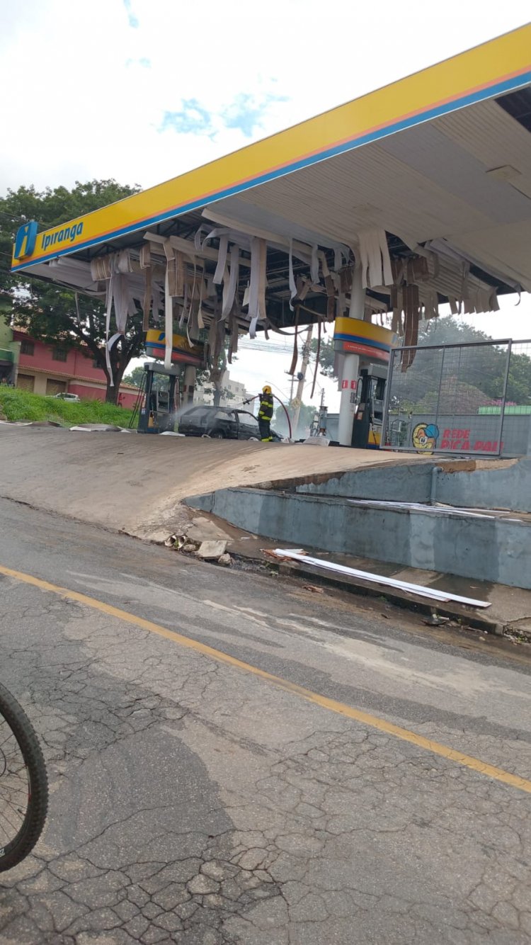 Carro incendiado ao lado da bomba de combustível em posto