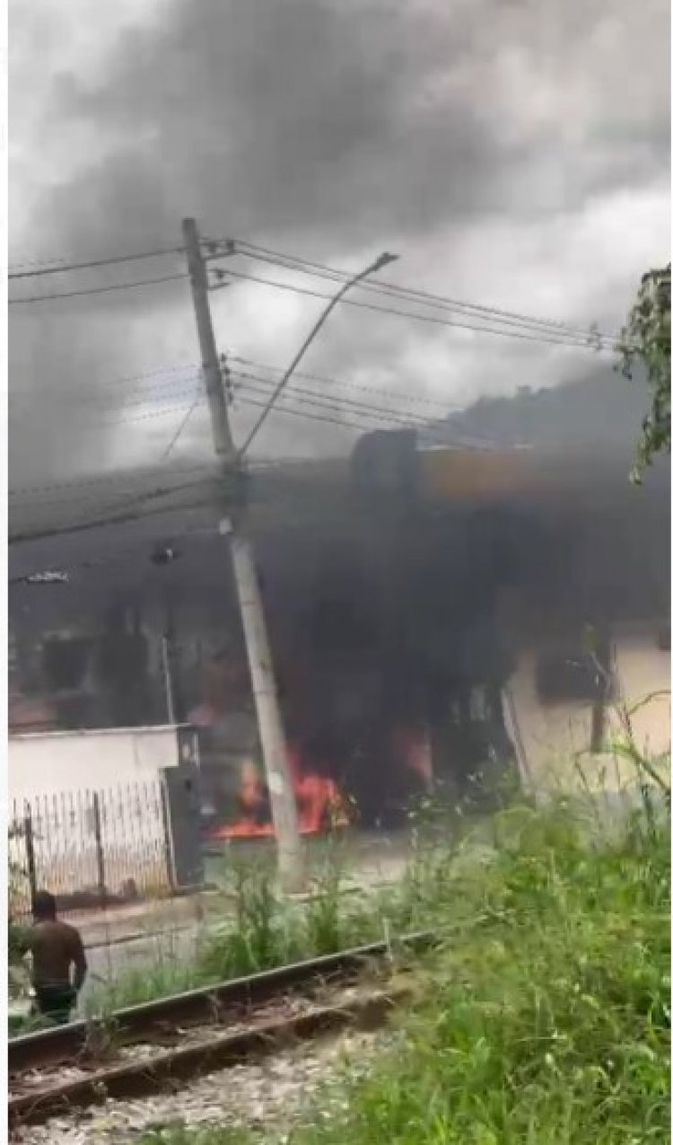 Carro incendiado ao lado da bomba de combustível em posto