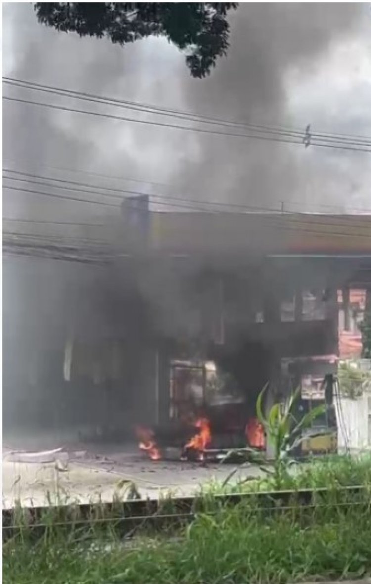 Carro incendiado ao lado da bomba de combustível em posto