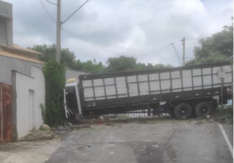 Caminhão colide com muro de residência