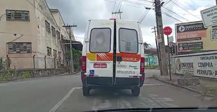 Absurdo: Viasul amarra porta de van com pedaço de fio elétrico