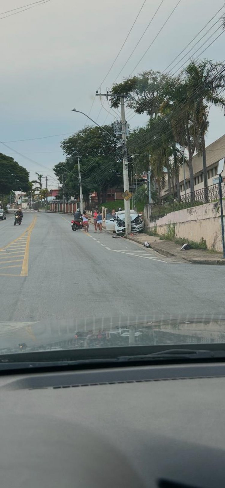 ACIDENTE  - Veículo colide com poste