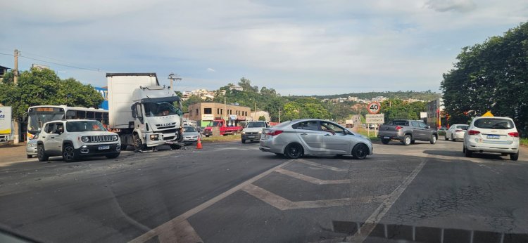 Acidente com carreta e caminhão no Trevo do Padre Eustáquio